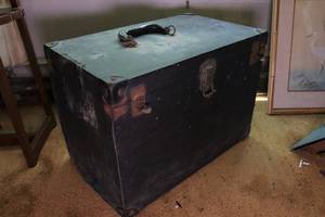 lot 29 image: Antique early 1900s Arnao steamer trunk