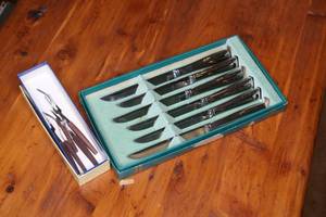 lot 41 image: Wallace silverware set in box, plus additional silverware and horsdoeuvres forks