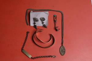 lot 47 image: Jewelry lot  (See description)