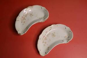 lot 71 image: Set of four small kidney shaped Alfred Meakin English serving plates