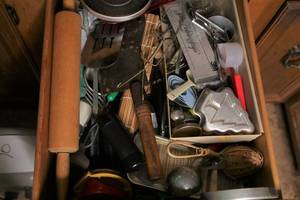 lot 74 image: Large lot of miscellaneous small kitchenware items