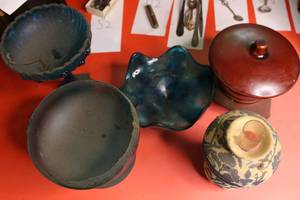 lot 79 image: Lot of five items including colored glassware and hurricane lamp