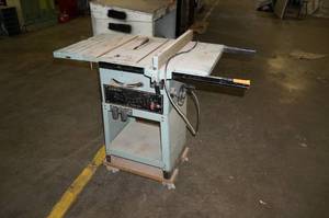 lot 14 image: Delta 34-670 10 Table Saw