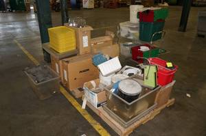 lot 76 image: Pallet of Restaurant Supplies