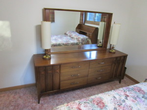 lot 145 image: Queen Size Bedroom Set (see pics)