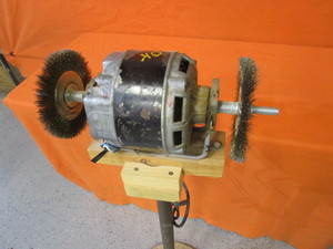 lot 26 image: Wire WheelBufferGrinder wPedestal