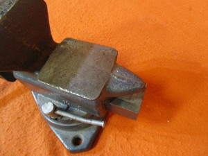lot 43 image: 4 Bench Vise