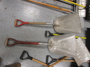 lot 140 image: Shovels