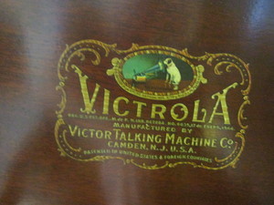 lot 149 image: Victor Victrola wMany Records (works great)