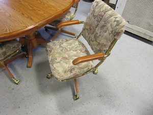 lot 148 image: Dining Room Table & Chairs