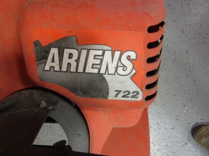 lot 35 image: Ariens 20 Snowblower