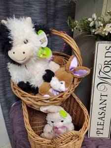 Lot of baskets, flowers and signs and cups