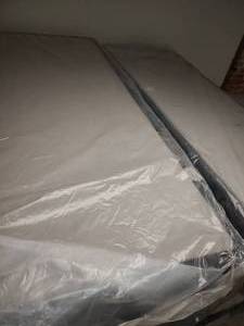 lot 8 image: Sealy Box Spring Queen