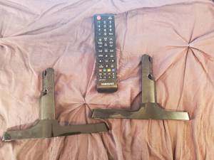 lot 26 image: Samsung Full HD LED TV 40 5 Series with legs and remote.