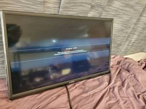 lot 29 image: Vizio D-Series 24 LED TV with remote and legs