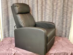 lot 55 image: Yaheetech Recliner chair