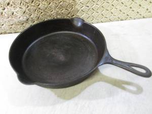 lot 14 image: Griswold Cast Iron Pan  RM5...