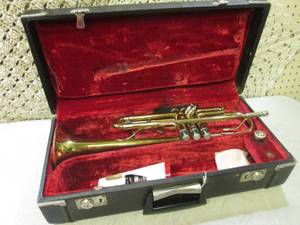 lot 18 image: Trumpet in Case  RM5...