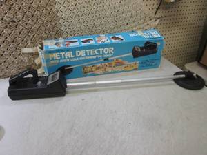 lot 32 image: Micronta 4001 Metal Detector  G-1  ...