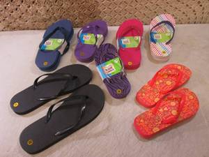 lot 36 image: 7 Pair of Flip Flops New  F-2...