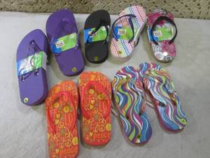lot 37 image: 7 Pair of Flip Flops New  F-2...