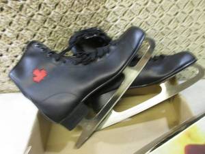 lot 81 image: CCM Ice Skates Size 8  F-0...