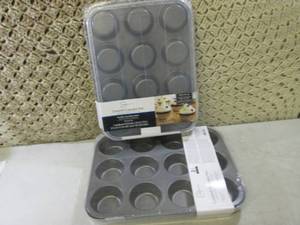 lot 82 image: 2 Covered Cupcake Pans  EW4...