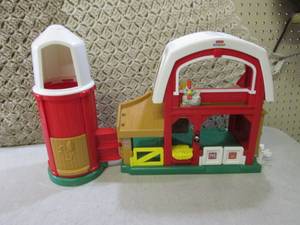 lot 133 image: Fisher Price Little People Toy Barn...