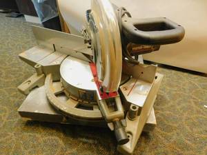 lot 4 image: Porter-Cable 3802 12 Compound Miter Saw with Twin Laser