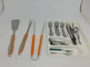 lot 75 image: Large Silverware Organizer  Cuisinart Utensils