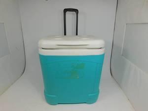 lot 106 image: Igloo Ice Cube Cooler on Wheels