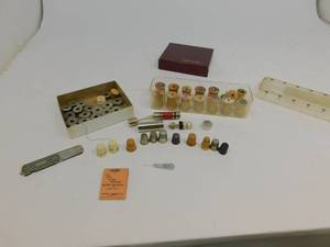 lot 120 image: Vintage Thread Spools  Bobbins  Thimbles