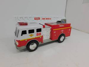 lot 130 image: New Tonka Plastic Fire Truck