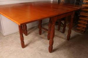 Well cared for two leaf dinning room table&nbsp