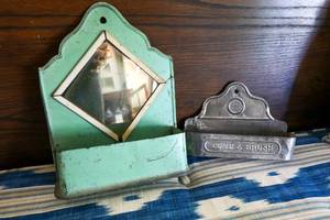 Miscelanous antique toiletry items