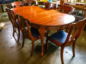 Very Elegant Solid Cherry Pennsylvania House Dinning Table (8 chairs)