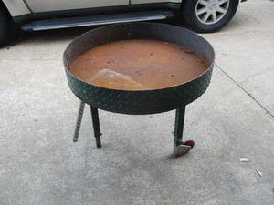 Mobil adjustable fire pit on casters