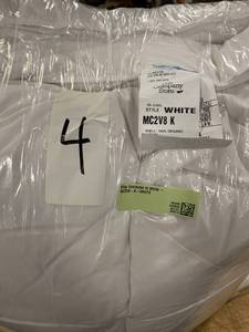 lot 4 image: King Comforter in White - MC2V8-K-WHITE - NEW