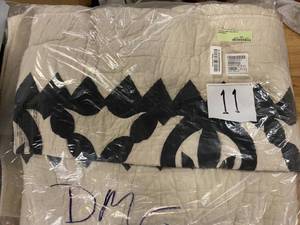 lot 11 image: Castleton Cotton King Quilt in WhiteBlack, 50406Q-K-WHIBLACK - NEW