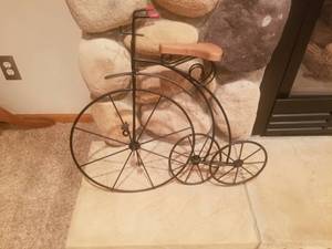 lot 150 image: Fun Wire Bicycle Decor