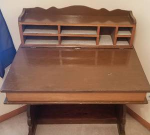 lot 82 image: Captains Flip Top Writing Desk