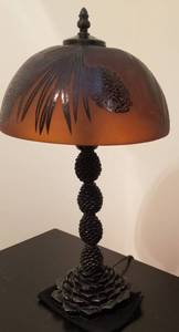 lot 91 image: Beautiful Pinecone Glass Shade Table Lamp