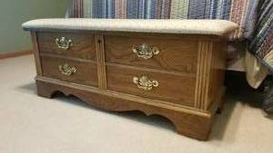 lot 69 image: Lane Cedar Chest Bench