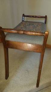 lot 85 image: Vintage Needlpoint Vanity Bench