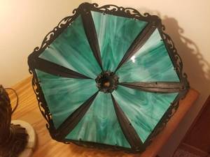 lot 172 image: Beautiful Stained Glass Table Lamp