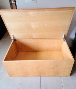 lot 78 image: Large Light Colored Wood Storage Box