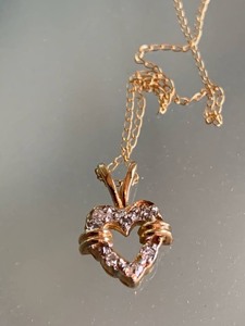 lot 88 image: Womens 14K Gold Heart With Diamond Chips Necklace