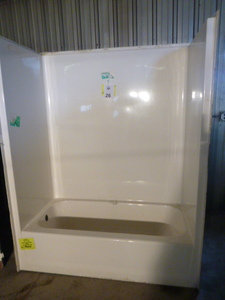 lot 26 image: White Tub with Surround