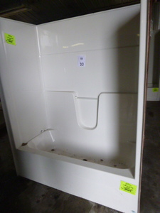 lot 33 image: White Tub with Surround