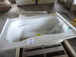 lot 37 image: Fiberglass White Jetted Tub